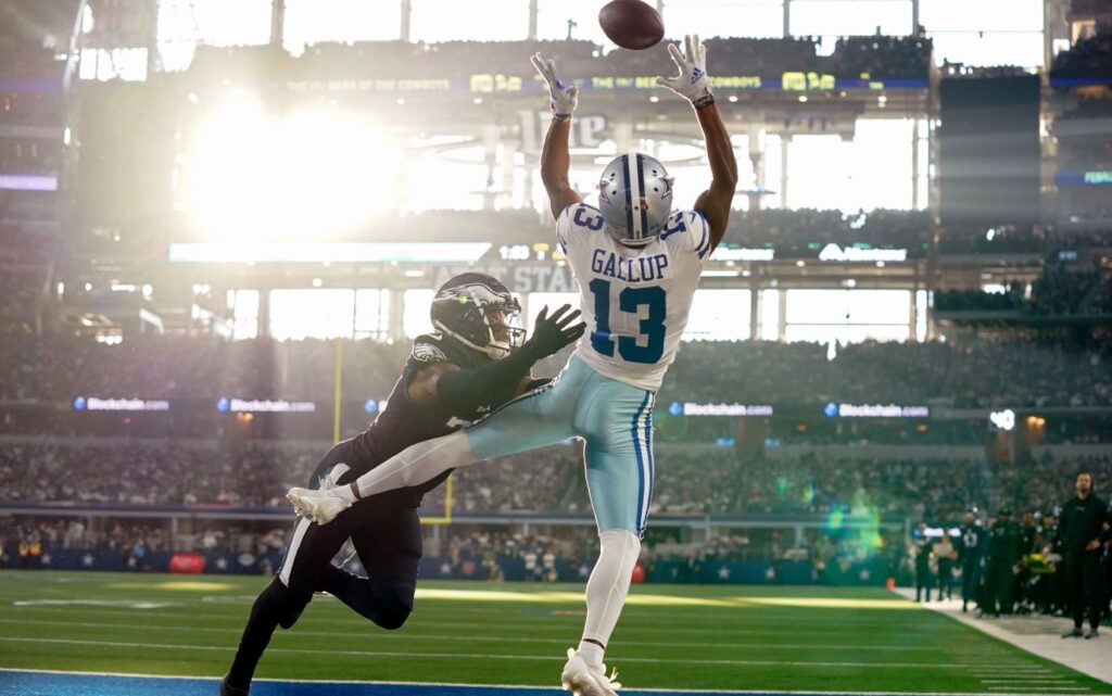 Michael Gallup, do Dallas Cowboys, não consegue fazer uma recepção na end zone sob pressão de James Bradberry, do Philadelphia Eagles. Os Cowboys venceram por 40-34.