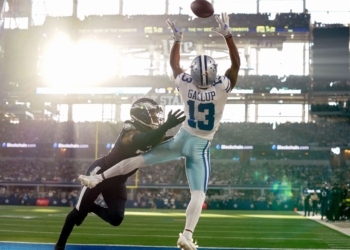 Michael Gallup, do Dallas Cowboys, não consegue fazer uma recepção na end zone sob pressão de James Bradberry, do Philadelphia Eagles. Os Cowboys venceram por 40-34.