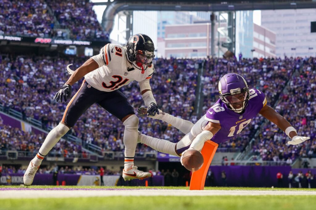 O wide receiver de Minnesota, Justin Jefferson, mergulha para uma conversão de dois pontos durante a vitória dos Vikings por 29-22 sobre o Chicago Bears.